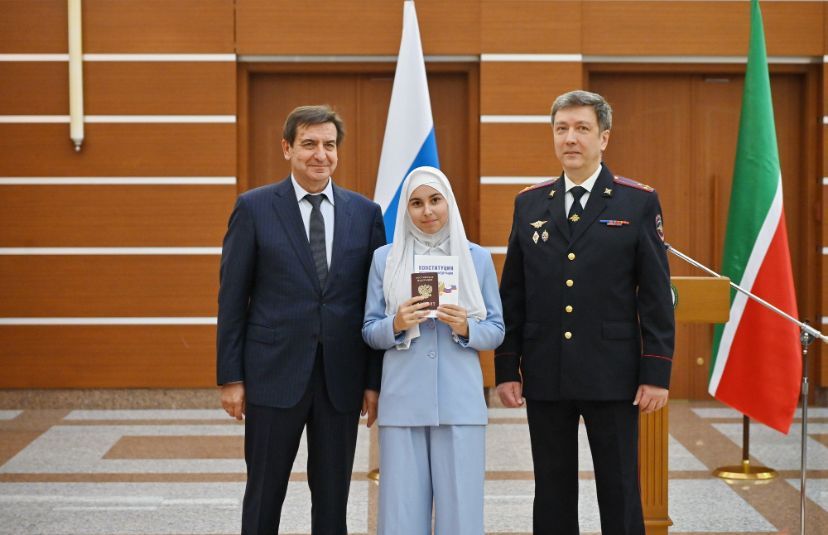 Школьницы из Кукмора получили паспорта в Государственном Совете