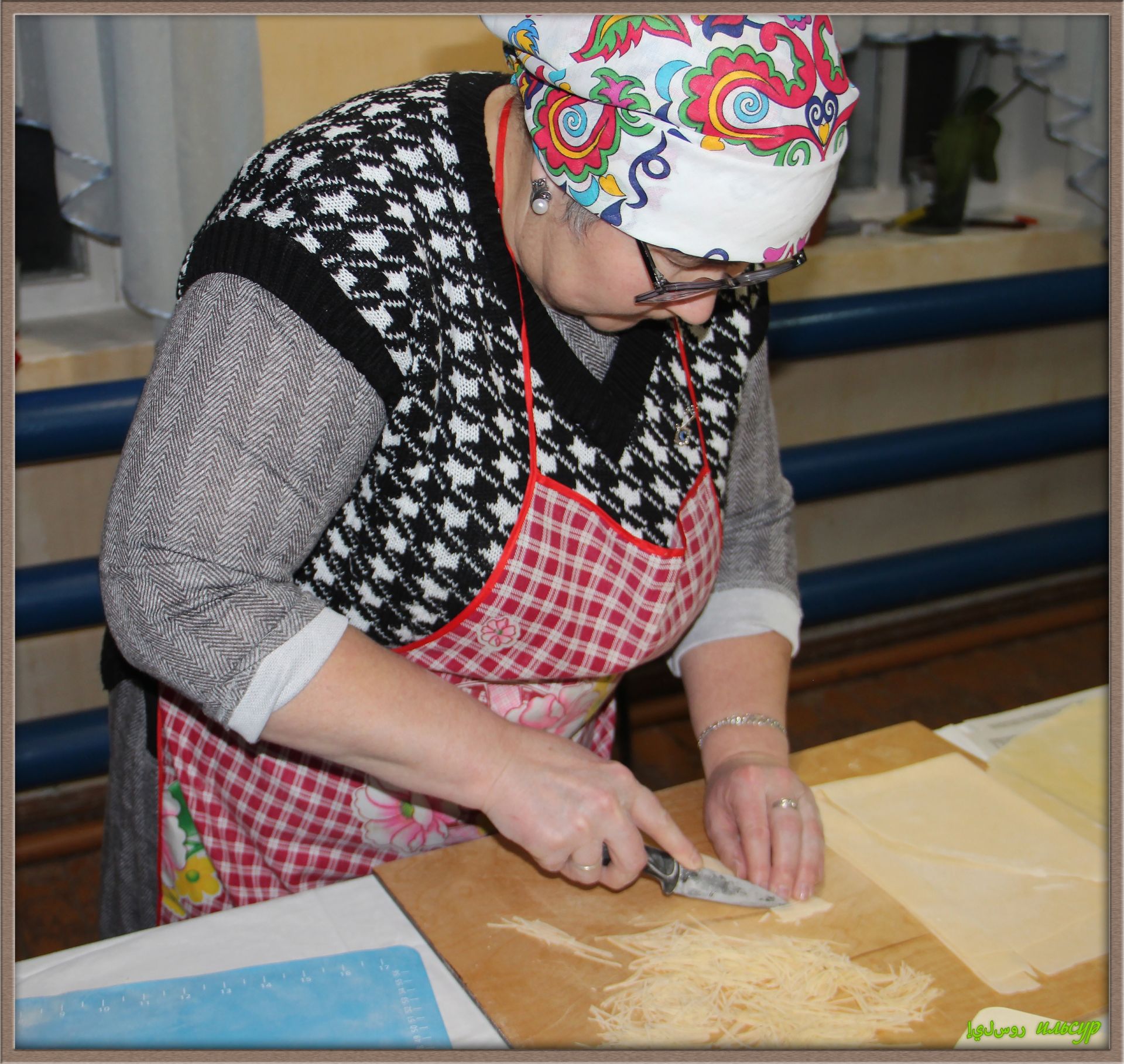 Әни исе килгән токмачлар: Татар Толлысы авылында солдатларга гуманитар ярдәм әзерләгәннәр