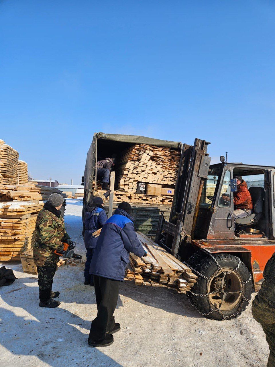 Гвозди, пилы, доски: из Кукмора на СВО доставили стройматериалы