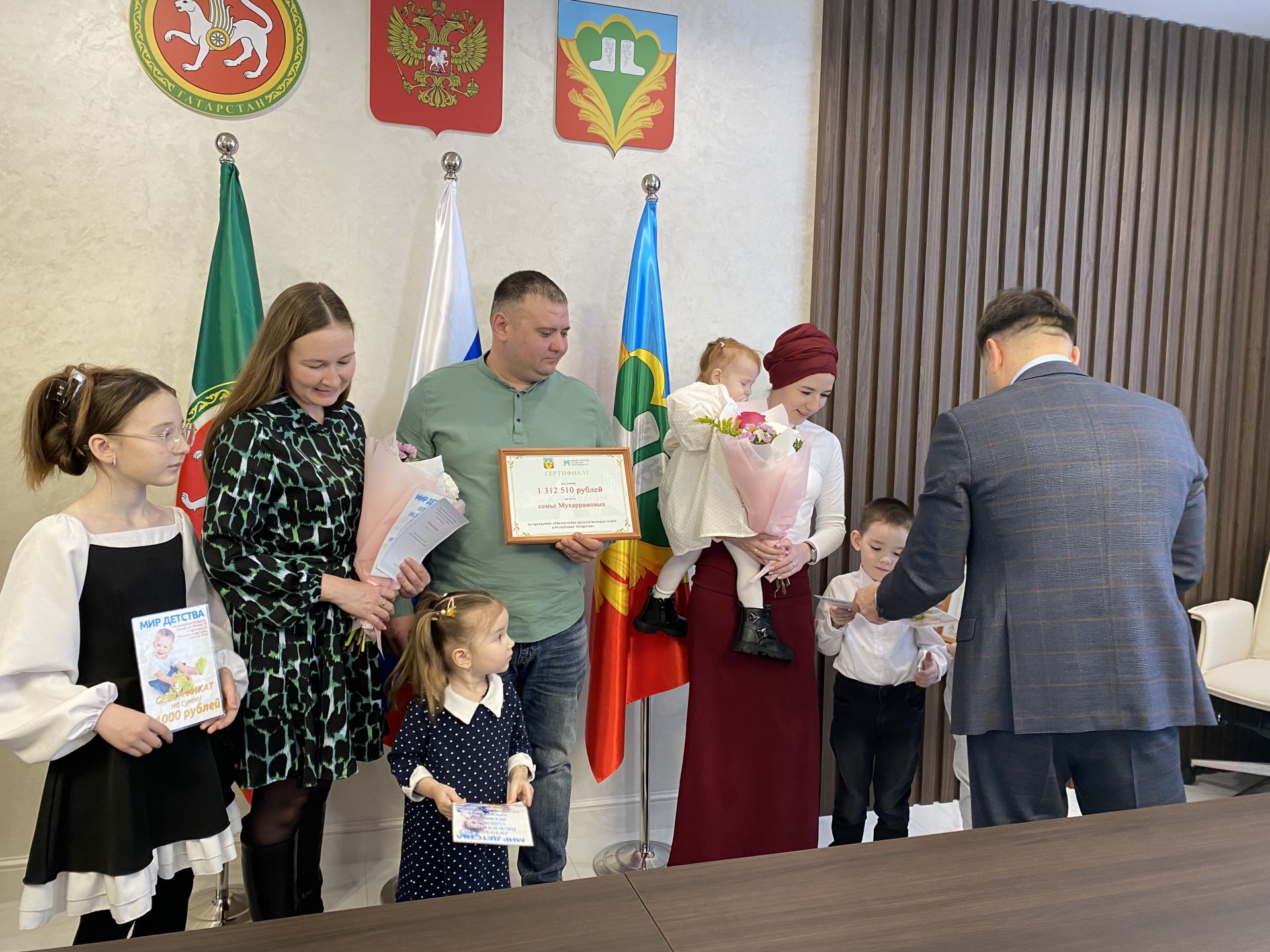 Район башлыгы Сергей Димитриев яшь гаиләләргә торак шартларын яхшырту өчен сертификатлар тапшырды