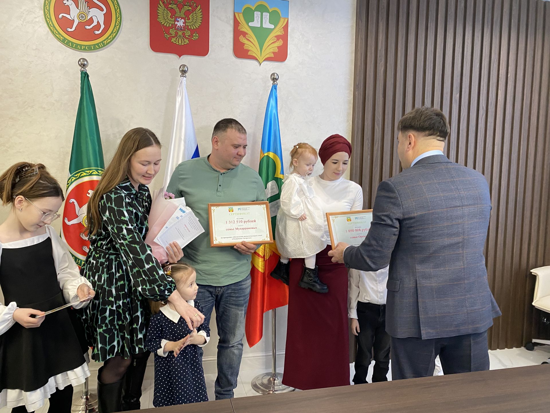 Район башлыгы Сергей Димитриев яшь гаиләләргә торак шартларын яхшырту өчен сертификатлар тапшырды