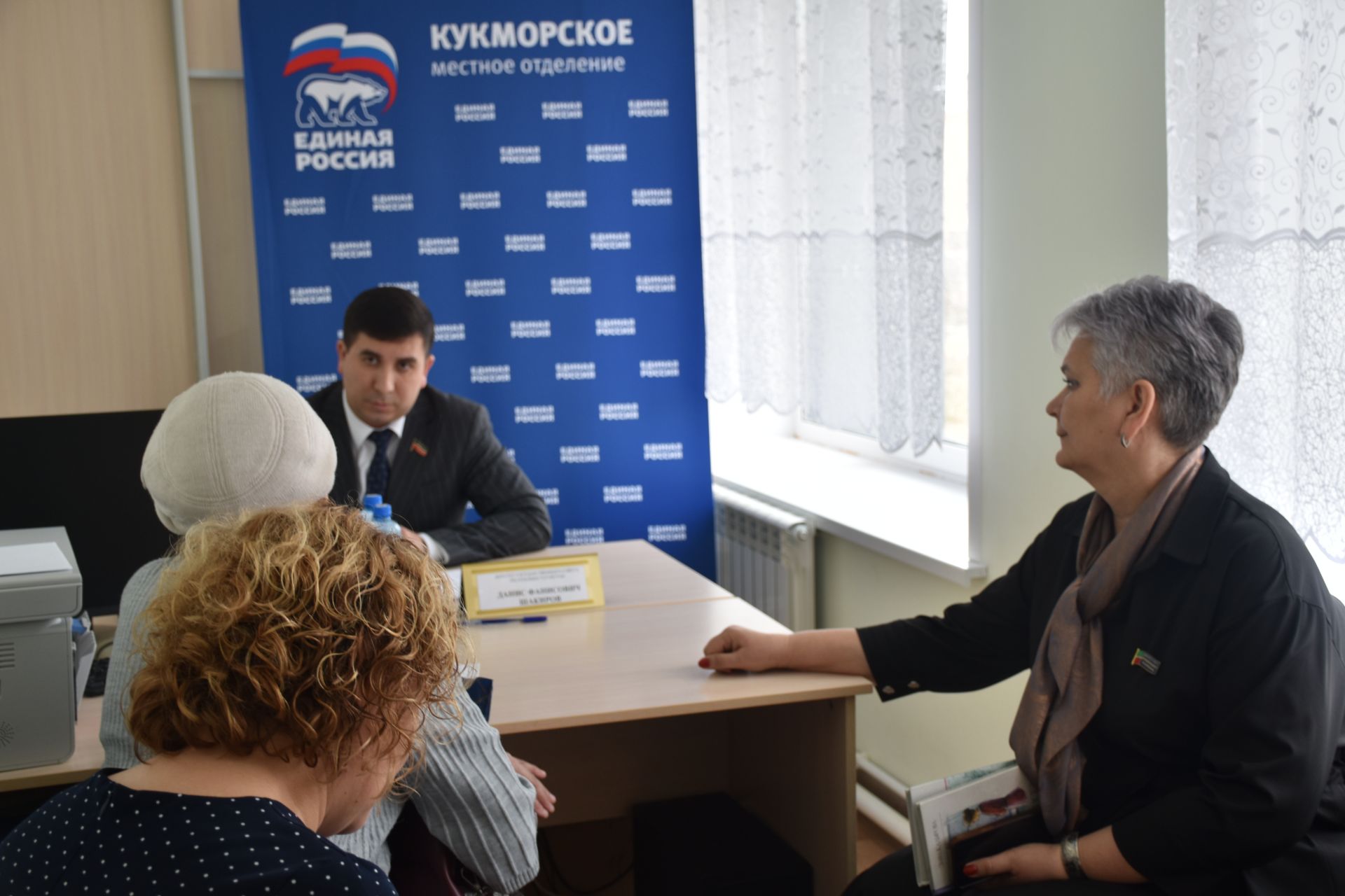 «Бердәм Россия» көне кысаларында Дәүләт Советы депутаты Данис Шакиров Кукмарада халыкны кабул итте