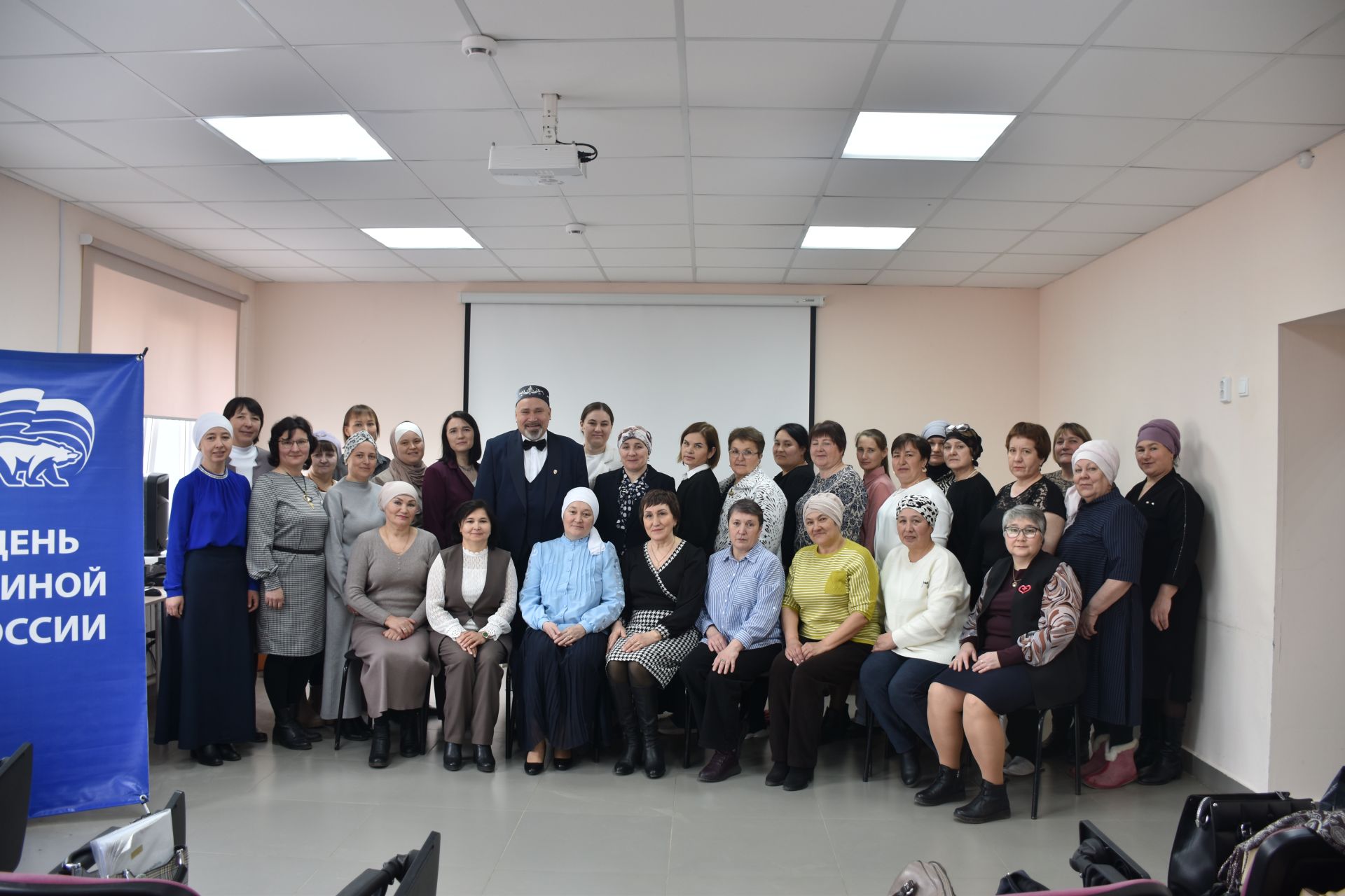 Кукмара китапханәсендә Татарстан Республикасының атказанган артисты Азат Зарипов белән очрашу булды