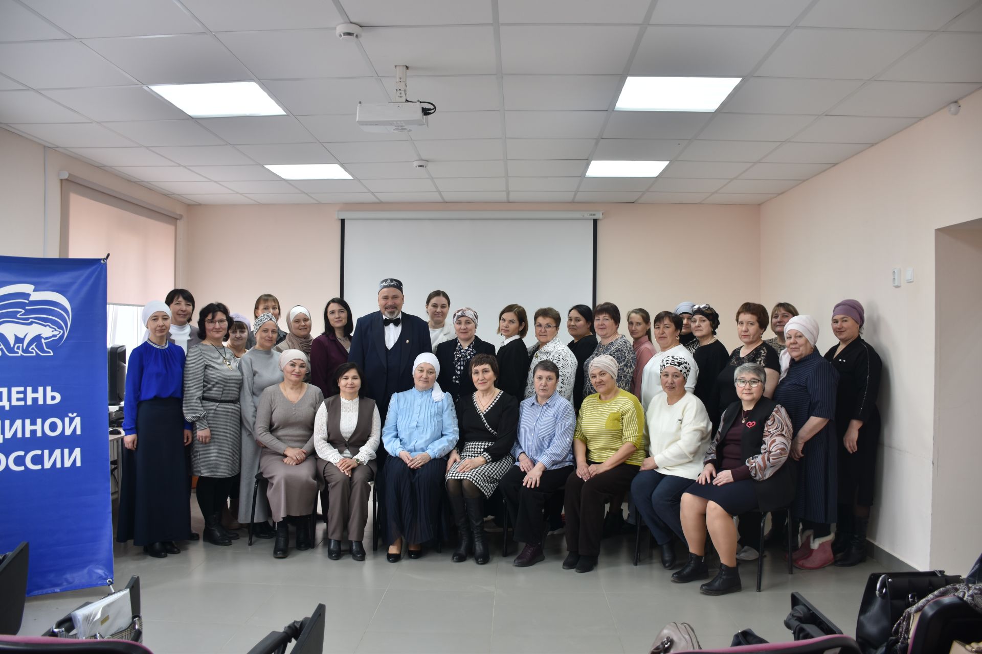 Кукмара китапханәсендә Татарстан Республикасының атказанган артисты Азат Зарипов белән очрашу булды
