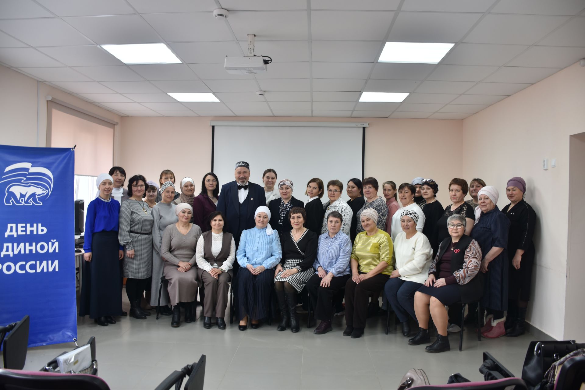 Кукмара китапханәсендә Татарстан Республикасының атказанган артисты Азат Зарипов белән очрашу булды