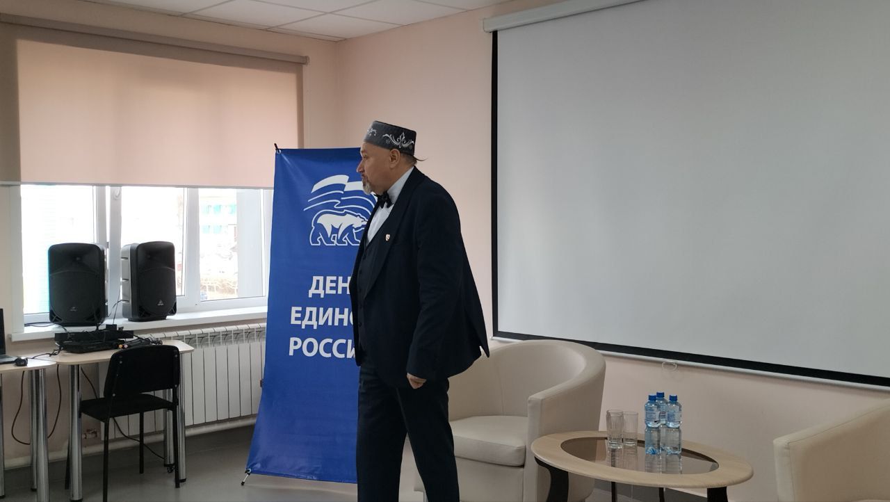 Кукмара китапханәсендә Татарстан Республикасының атказанган артисты Азат Зарипов белән очрашу булды
