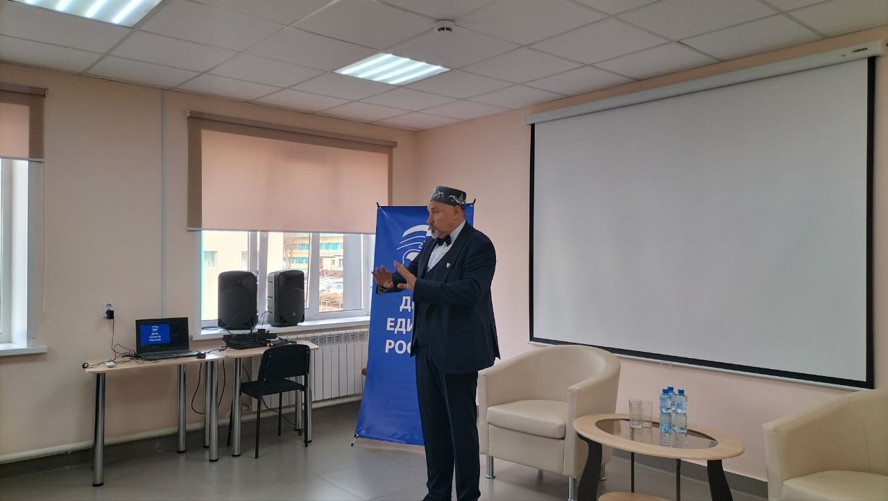Кукмара китапханәсендә Татарстан Республикасының атказанган артисты Азат Зарипов белән очрашу булды