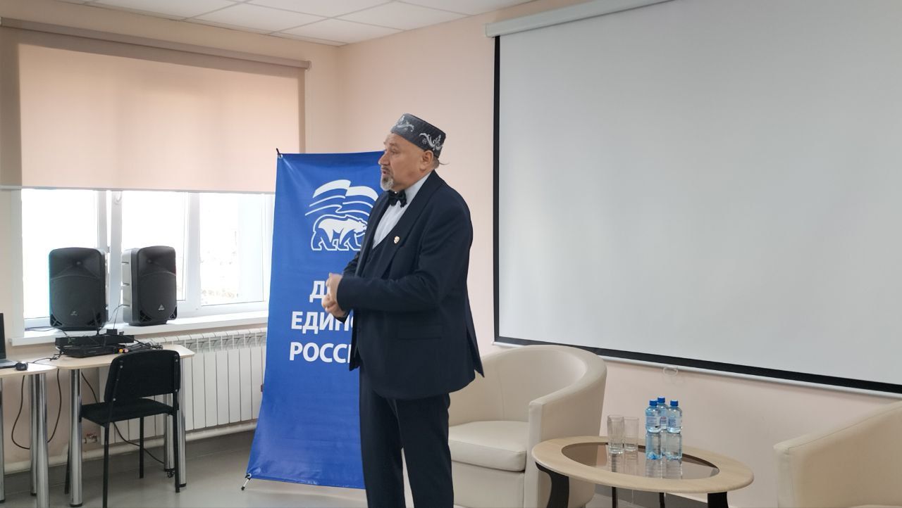 Кукмара китапханәсендә Татарстан Республикасының атказанган артисты Азат Зарипов белән очрашу булды