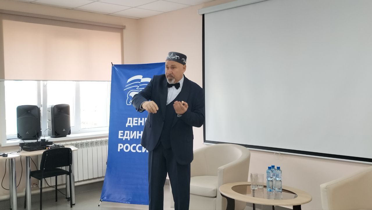 Кукмара китапханәсендә Татарстан Республикасының атказанган артисты Азат Зарипов белән очрашу булды