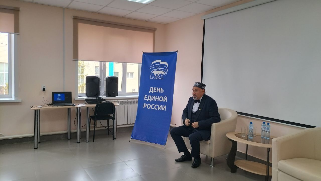 Кукмара китапханәсендә Татарстан Республикасының атказанган артисты Азат Зарипов белән очрашу булды