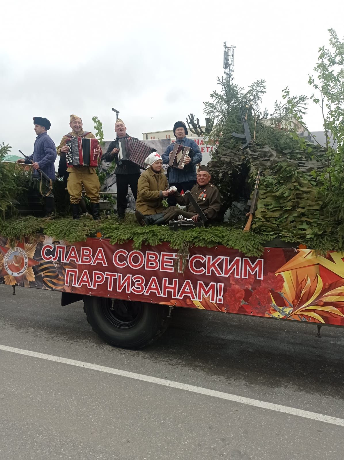 Память, музыка и единство: В Кукморе прошли торжества в честь 80-летия Победы (фоторепортаж)