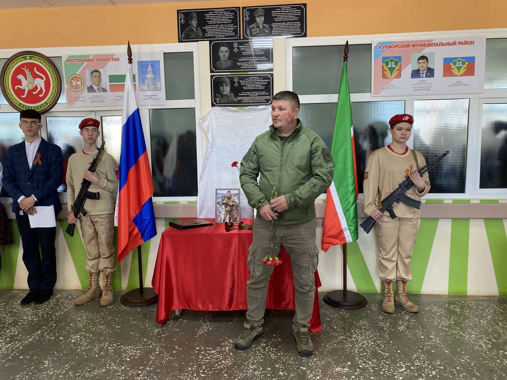 В Кукморской средней школе № 4 открыли две мемориальные доски и парту Героя в память о погибших участниках СВО