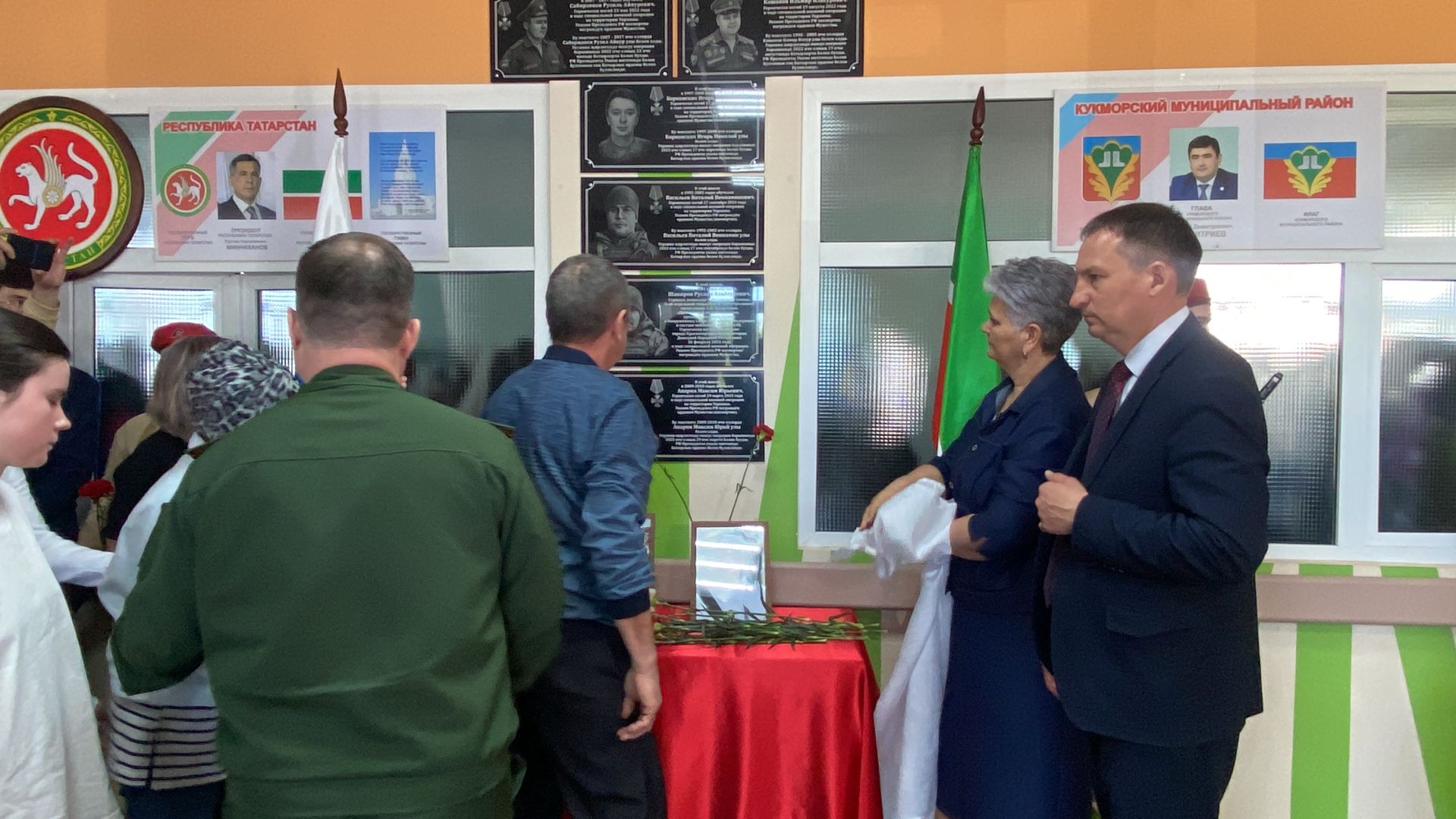 Махсус хәрби операциядә һәлак булган геройлар истәлегенә Кукмараның 4нче урта мәктәптә мемориаль такталар һәм Герой партасы ачылды