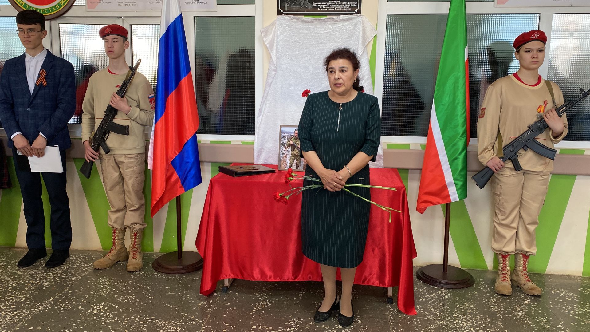 Махсус хәрби операциядә һәлак булган геройлар истәлегенә Кукмараның 4нче урта мәктәптә мемориаль такталар һәм Герой партасы ачылды