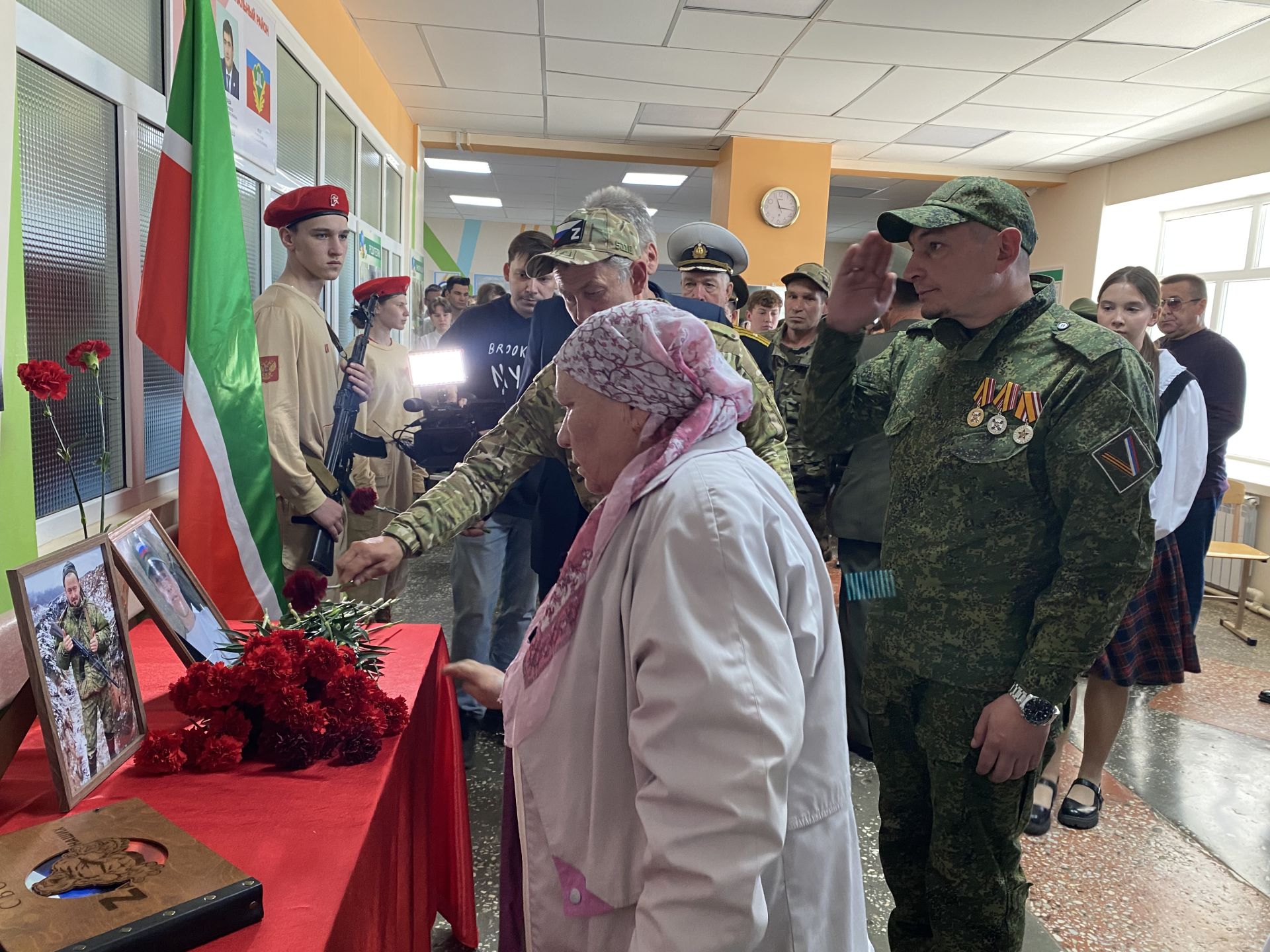 Махсус хәрби операциядә һәлак булган геройлар истәлегенә Кукмараның 4нче урта мәктәптә мемориаль такталар һәм Герой партасы ачылды