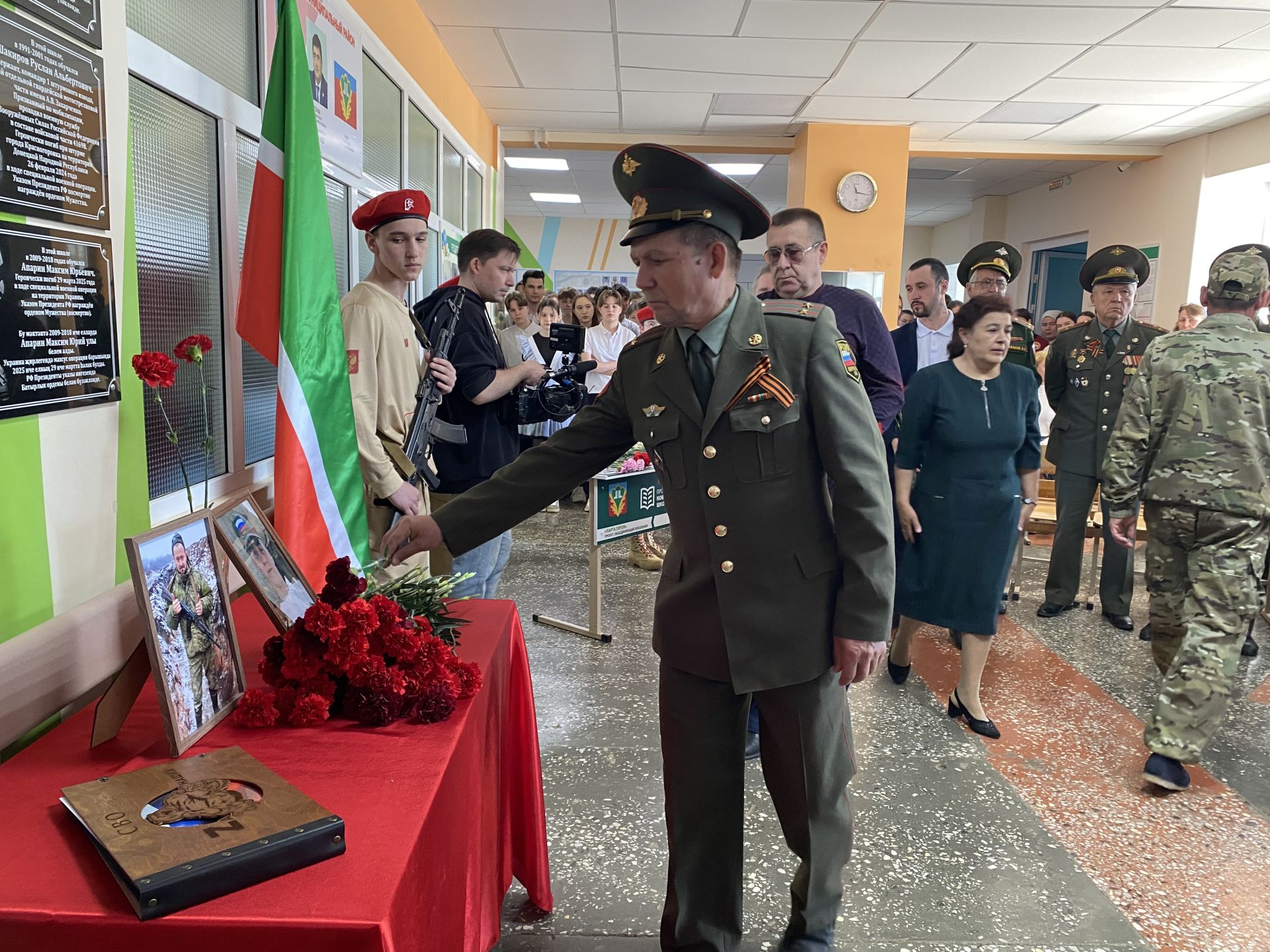 Махсус хәрби операциядә һәлак булган геройлар истәлегенә Кукмараның 4нче урта мәктәптә мемориаль такталар һәм Герой партасы ачылды