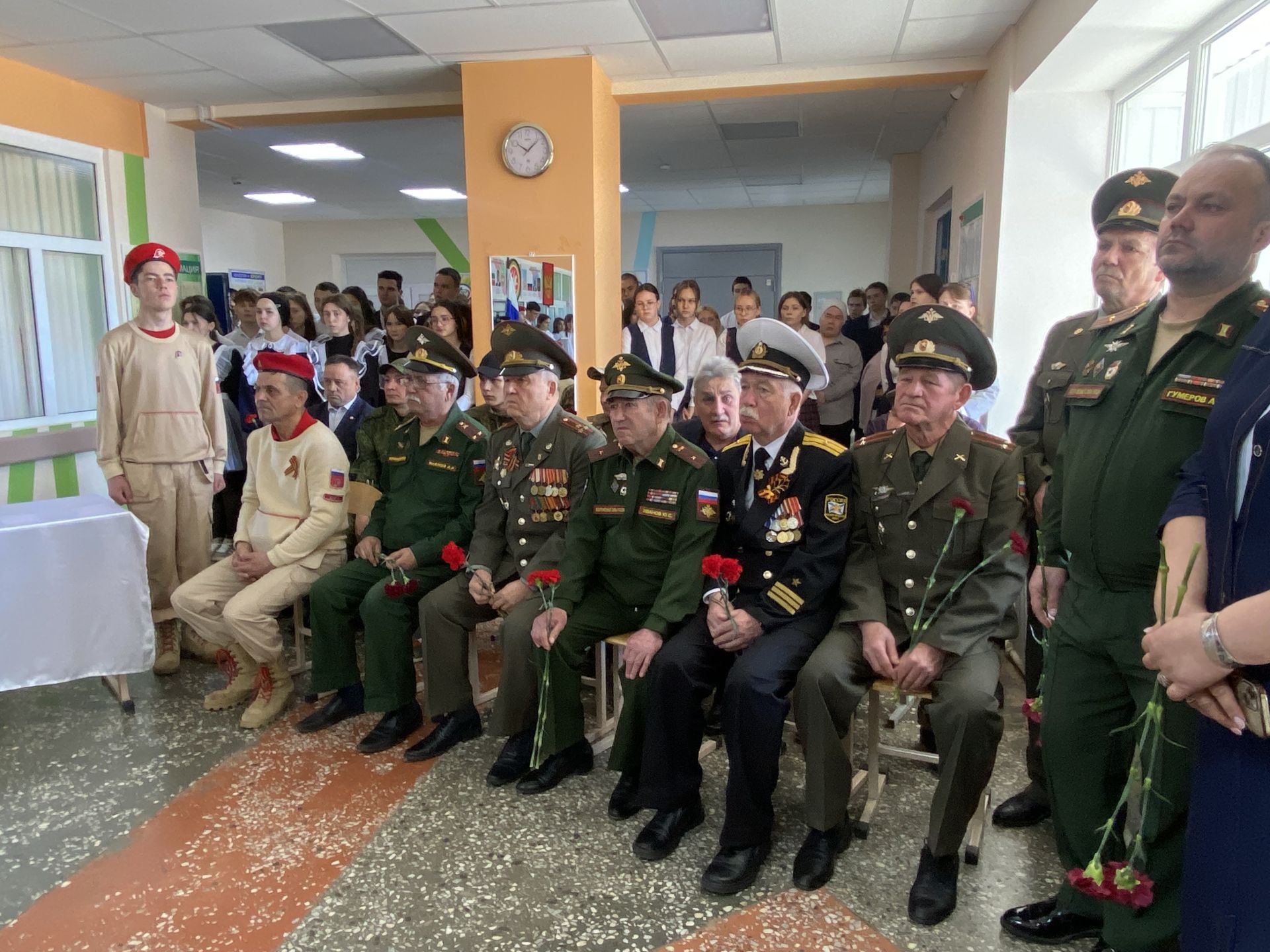 В Кукморской средней школе № 4 открыли две мемориальные доски и парту Героя в память о погибших участниках СВО