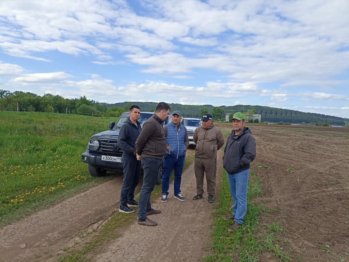Кукмара районы башлыгы Данил Һадиев исемендәге крестьян-фермер хуҗалыгы һәм “Әсәнбаш-Агро” җәмгыяте механизаторлары белән очрашты