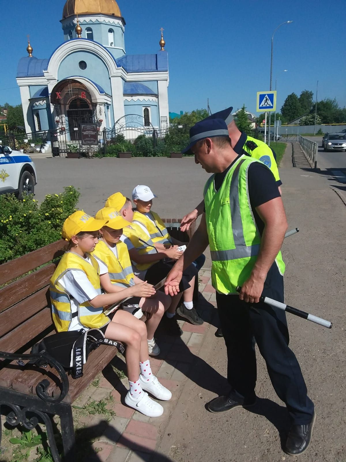 В Кукморе инспекторы ГАИ и ЮИДовцы провели акцию «Ребенок – главный пассажир!»