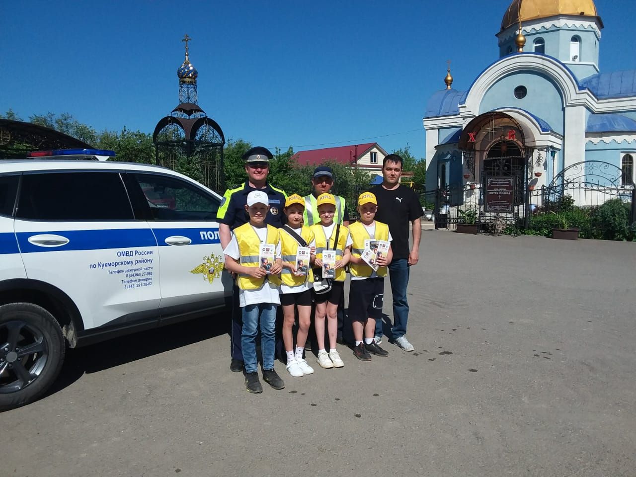 В Кукморе инспекторы ГАИ и ЮИДовцы провели акцию «Ребенок – главный пассажир!»