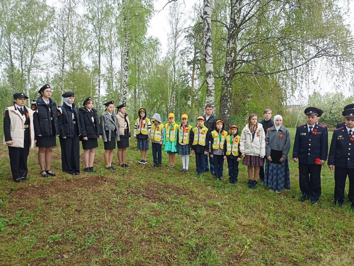 ТР буенча Эчке эшләр министрлыгының шәхси состав белән эшләү идарәсе башлыгы Илһам Сәхапов Герой Сабир Әхтәмовның каберенә чәчәкләр салды