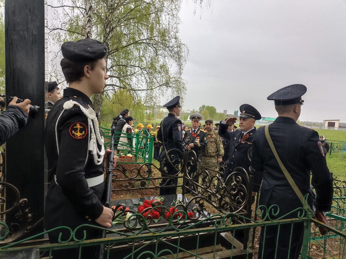 ТР буенча Эчке эшләр министрлыгының шәхси состав белән эшләү идарәсе башлыгы Илһам Сәхапов Герой Сабир Әхтәмовның каберенә чәчәкләр салды