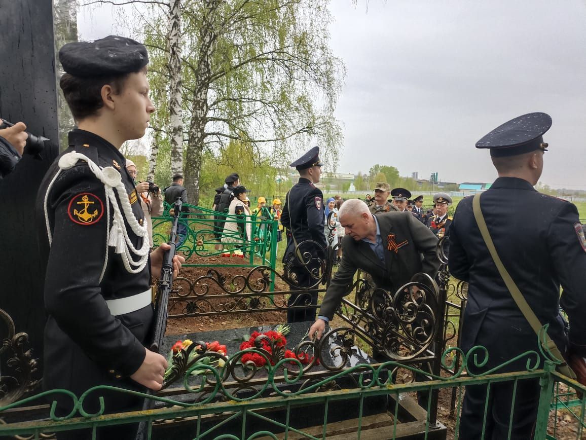 ТР буенча Эчке эшләр министрлыгының шәхси состав белән эшләү идарәсе башлыгы Илһам Сәхапов Герой Сабир Әхтәмовның каберенә чәчәкләр салды