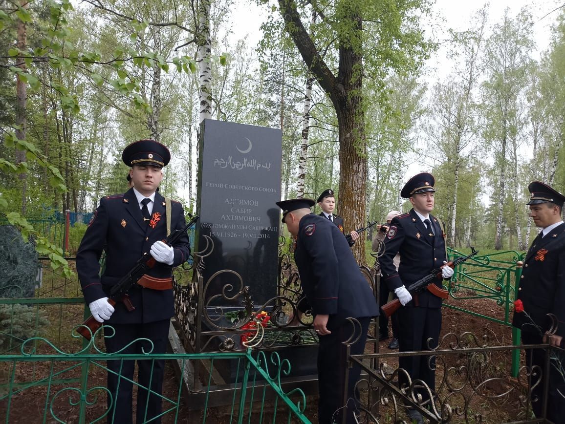 ТР буенча Эчке эшләр министрлыгының шәхси состав белән эшләү идарәсе башлыгы Илһам Сәхапов Герой Сабир Әхтәмовның каберенә чәчәкләр салды