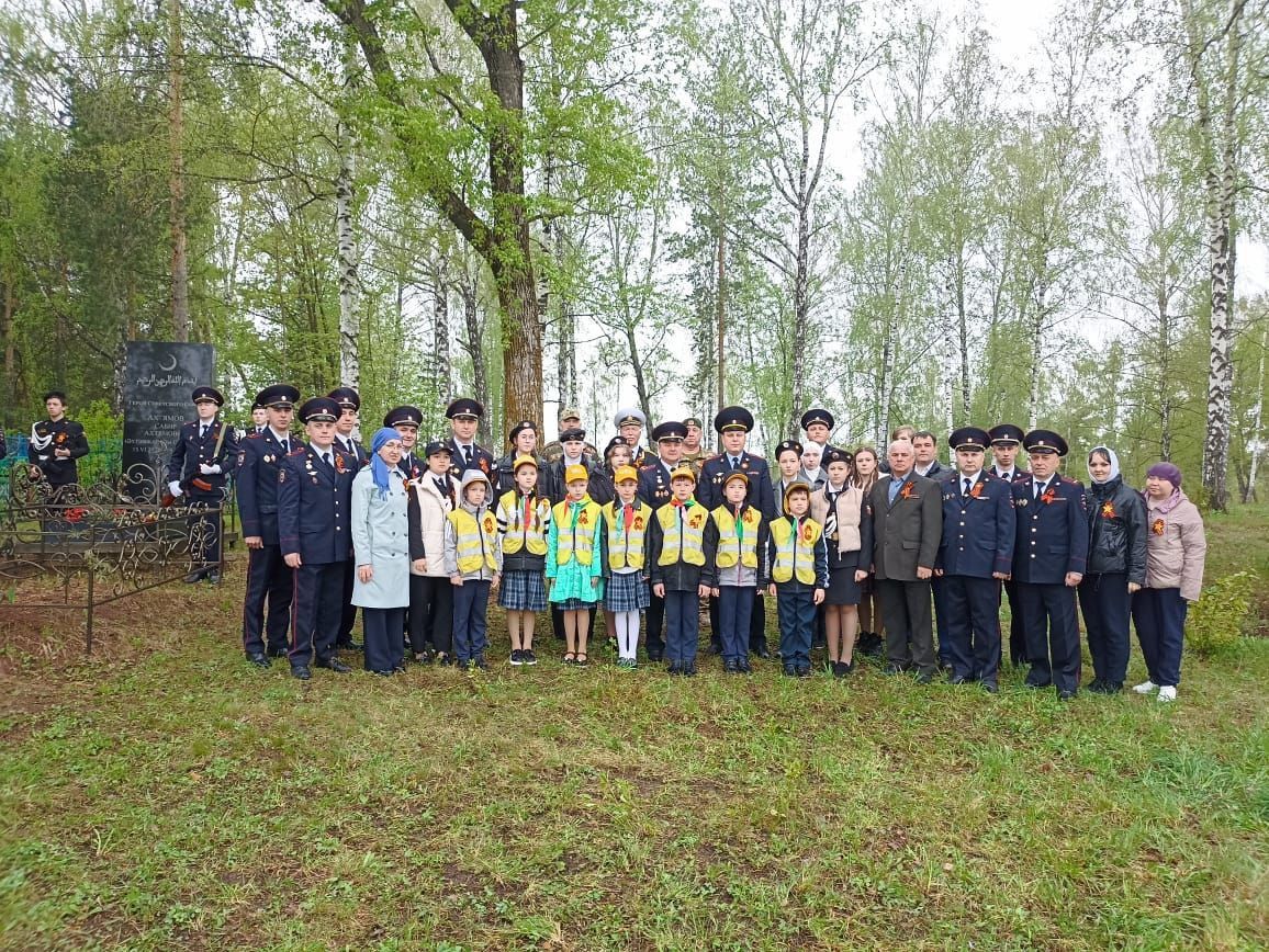 ТР буенча Эчке эшләр министрлыгының шәхси состав белән эшләү идарәсе башлыгы Илһам Сәхапов Герой Сабир Әхтәмовның каберенә чәчәкләр салды