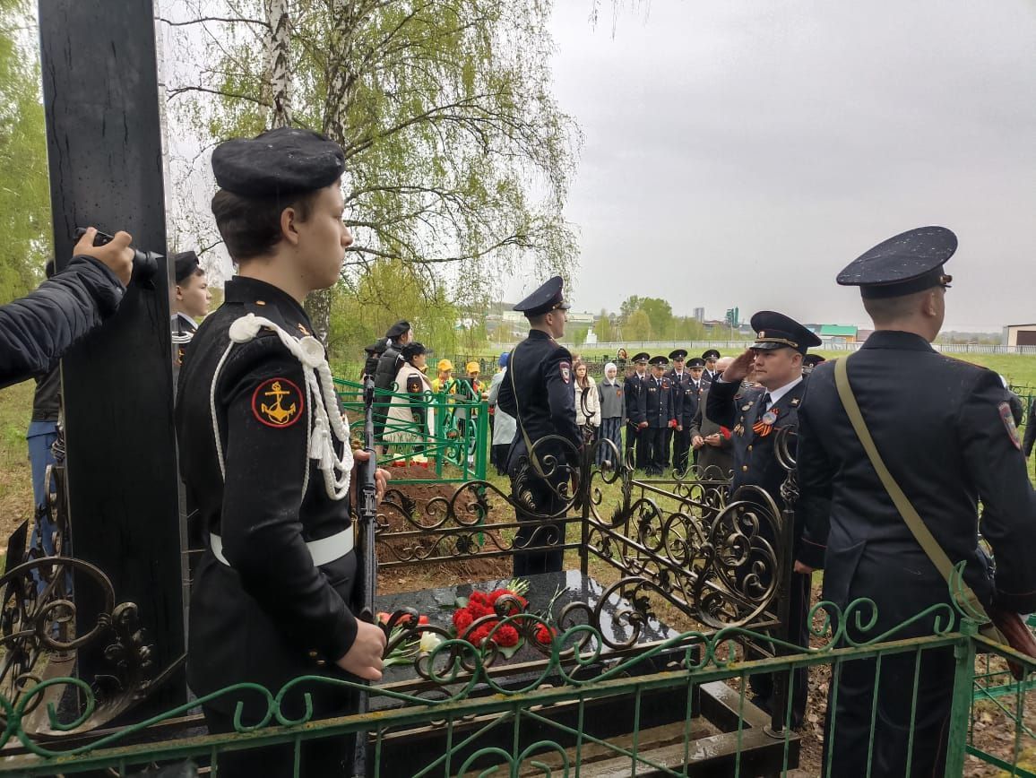 ТР буенча Эчке эшләр министрлыгының шәхси состав белән эшләү идарәсе башлыгы Илһам Сәхапов Герой Сабир Әхтәмовның каберенә чәчәкләр салды