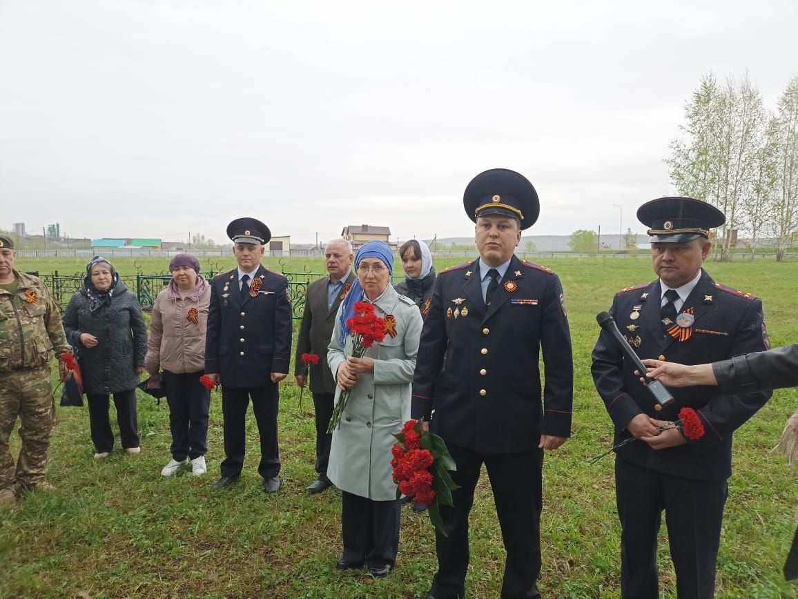 ТР буенча Эчке эшләр министрлыгының шәхси состав белән эшләү идарәсе башлыгы Илһам Сәхапов Герой Сабир Әхтәмовның каберенә чәчәкләр салды