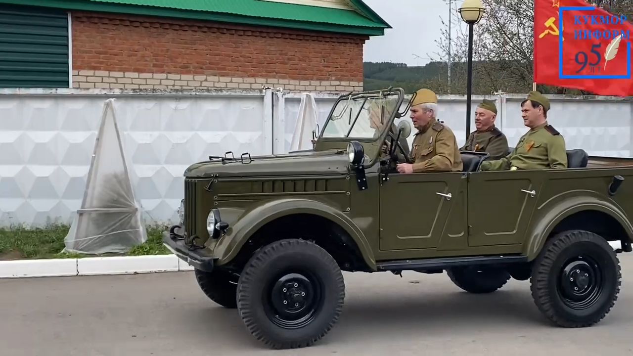 Район электр челтәре коллективы парадта ретро машинада җилдерәчәк