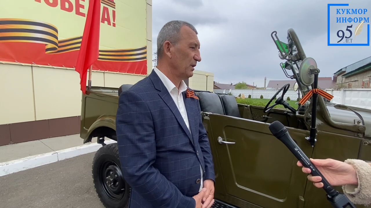 Район электр челтәре коллективы парадта ретро машинада җилдерәчәк