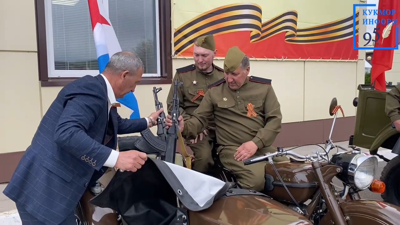 Район электр челтәре коллективы парадта ретро машинада җилдерәчәк