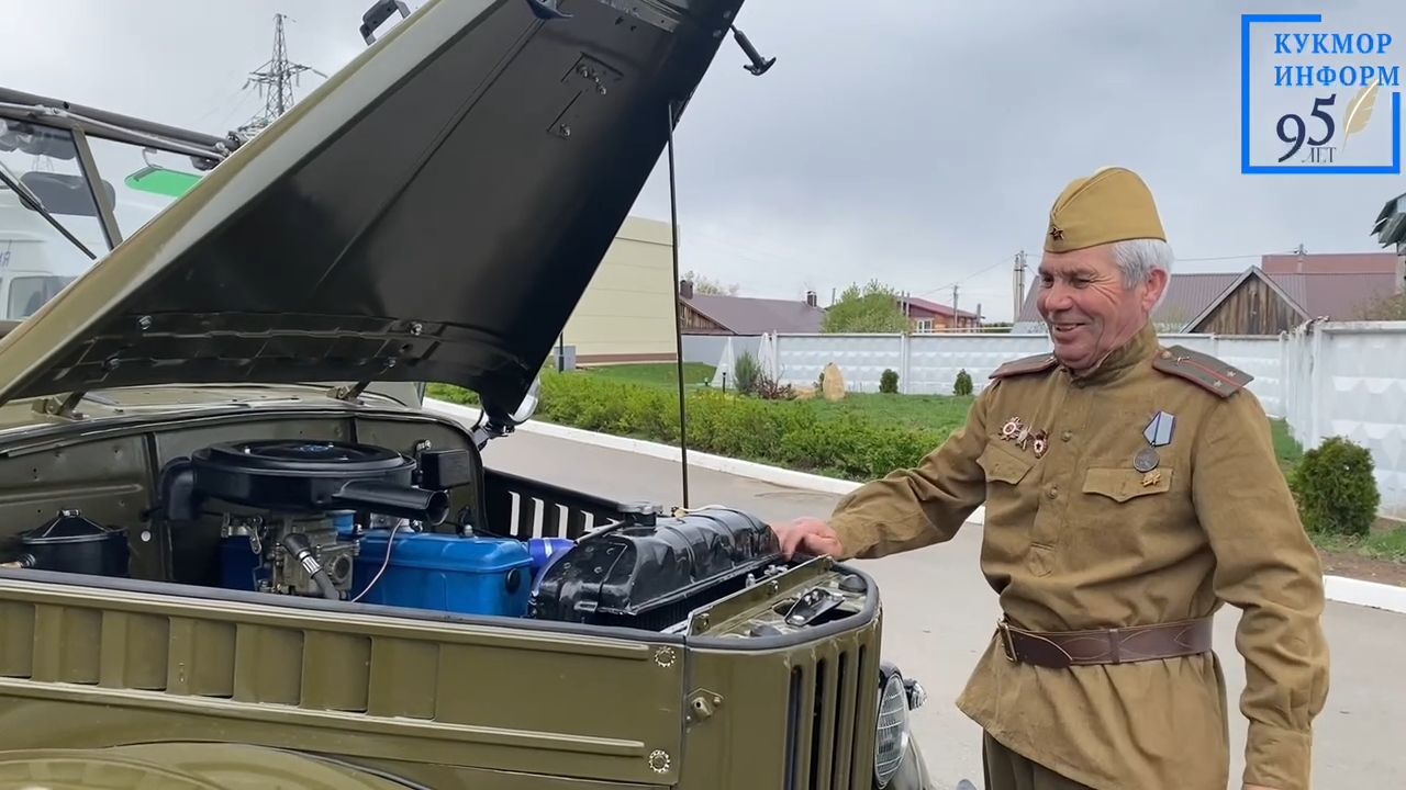 Район электр челтәре коллективы парадта ретро машинада җилдерәчәк