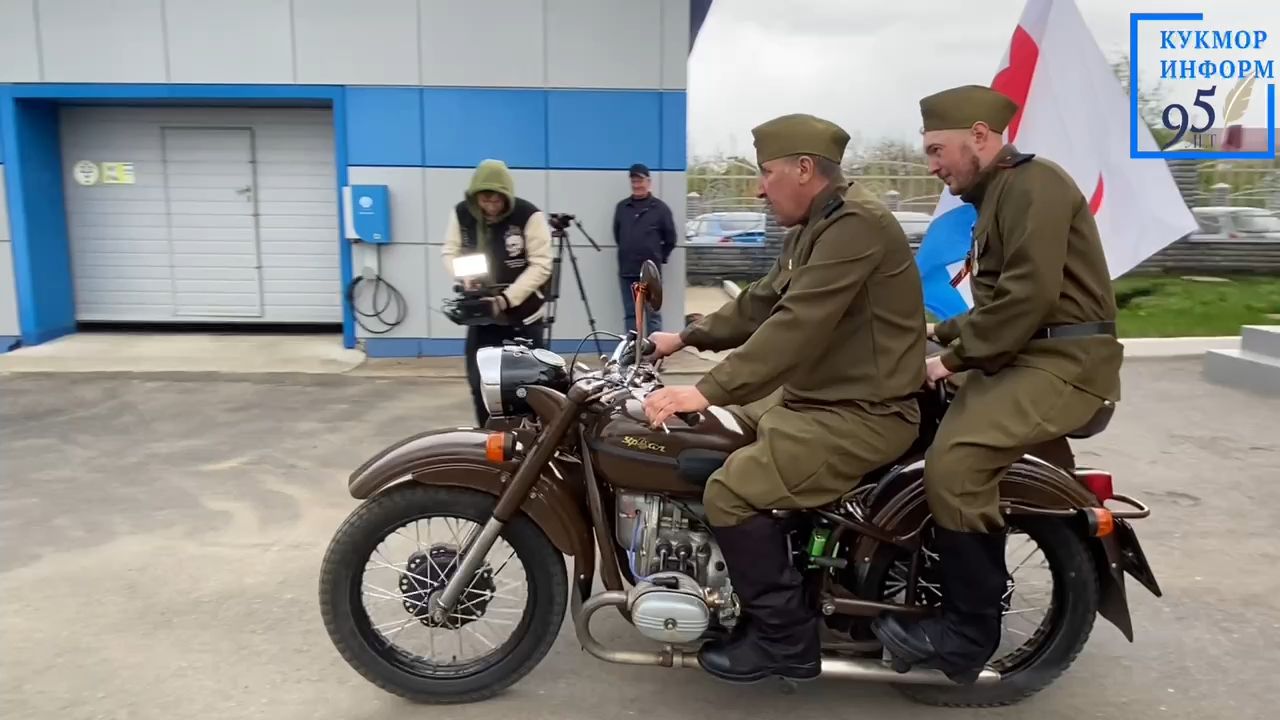 Район электр челтәре коллективы парадта ретро машинада җилдерәчәк