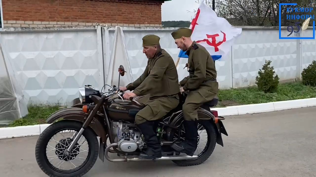 Район электр челтәре коллективы парадта ретро машинада җилдерәчәк