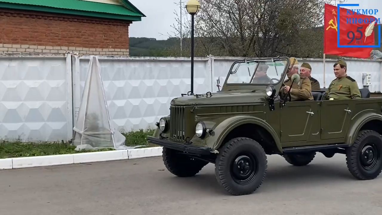 Район электр челтәре коллективы парадта ретро машинада җилдерәчәк