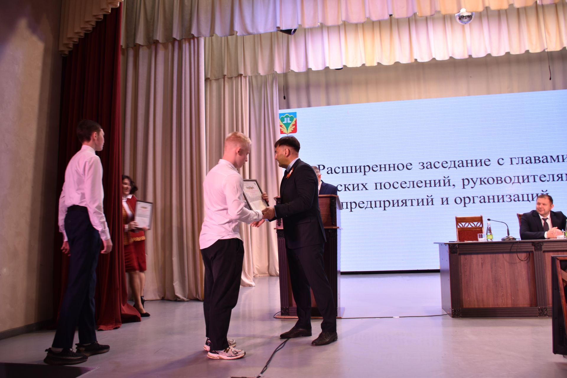 В районном Доме культуры прошло расширенное заседание с участием глав сельский поселений, руководителей предприятий и организаций
