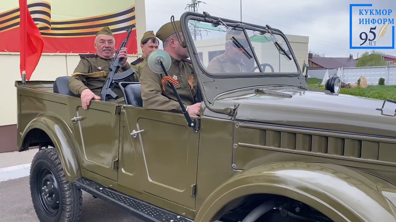 Район электр челтәре коллективы парадта ретро машинада җилдерәчәк