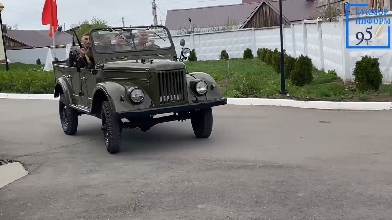 Район электр челтәре коллективы парадта ретро машинада җилдерәчәк