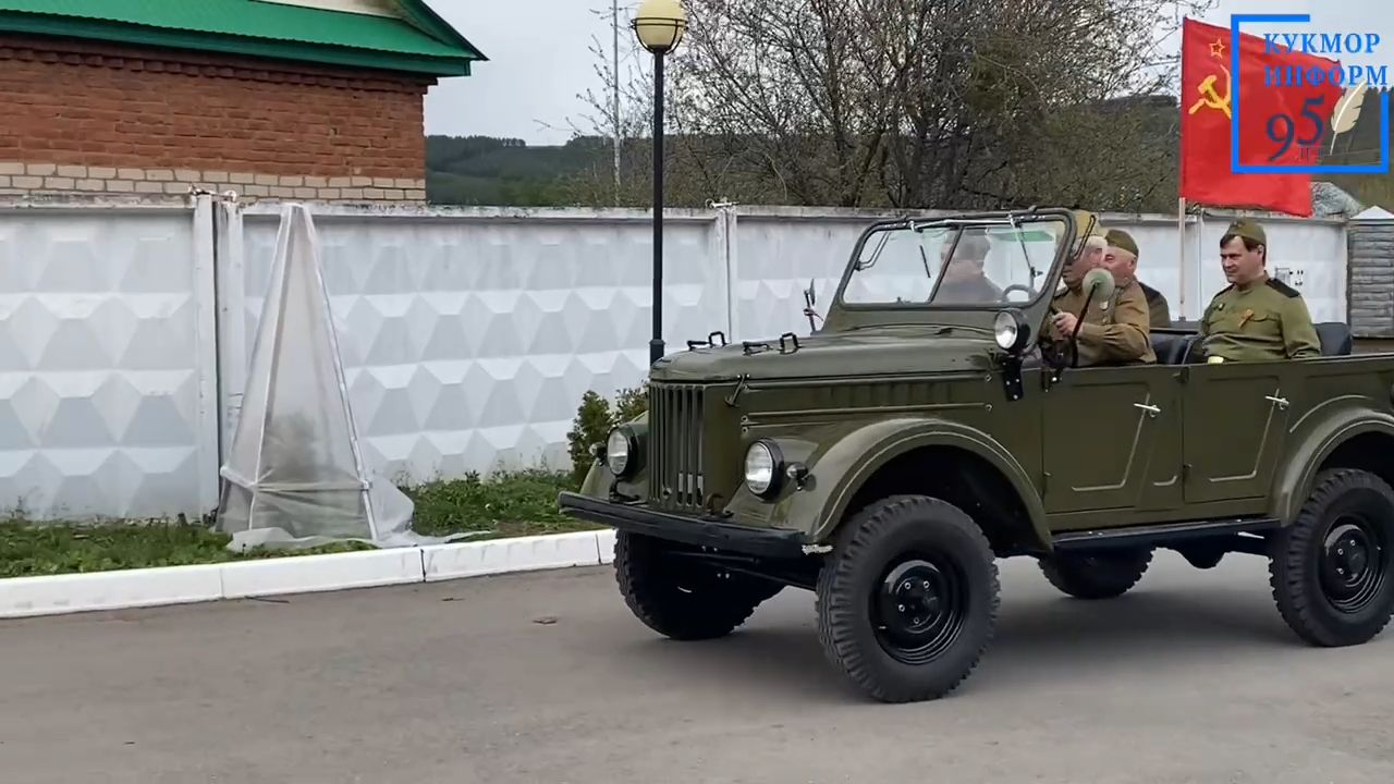 Район электр челтәре коллективы парадта ретро машинада җилдерәчәк