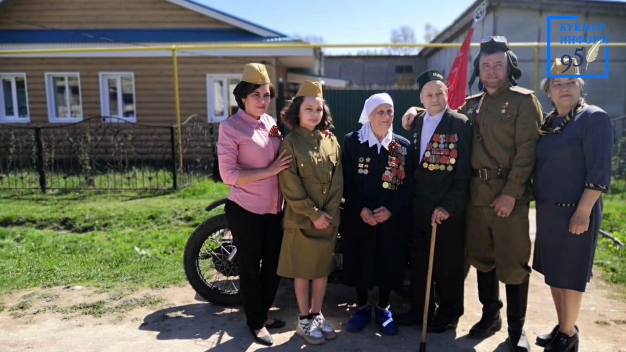Зур Кукмарадан Илнур Нурмөхәммәтов  1949 елгы мотоциклы белән парадта катнашачак