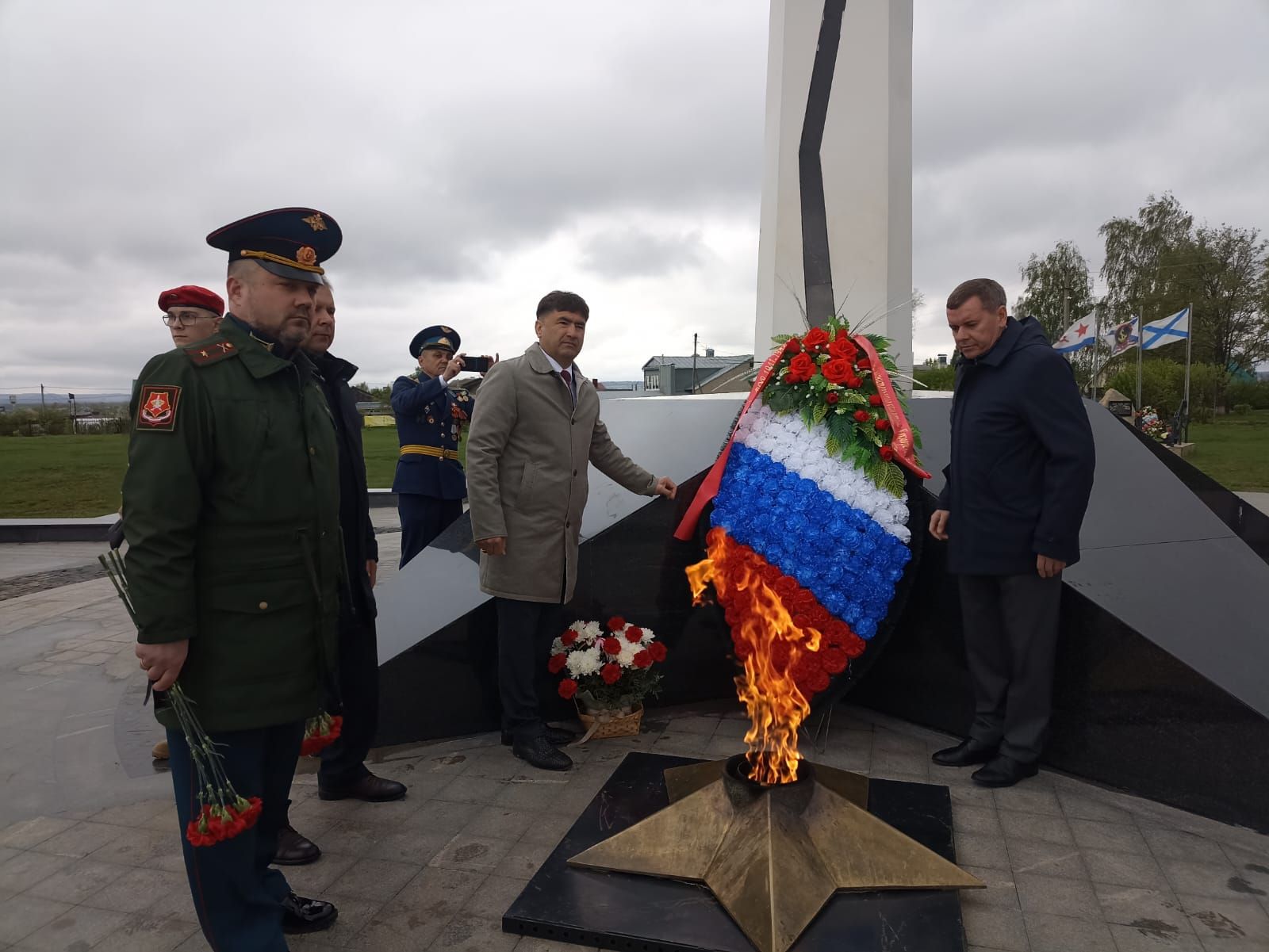 В Парке Победы Кукмора возложили цветы и венки к Вечному огню
