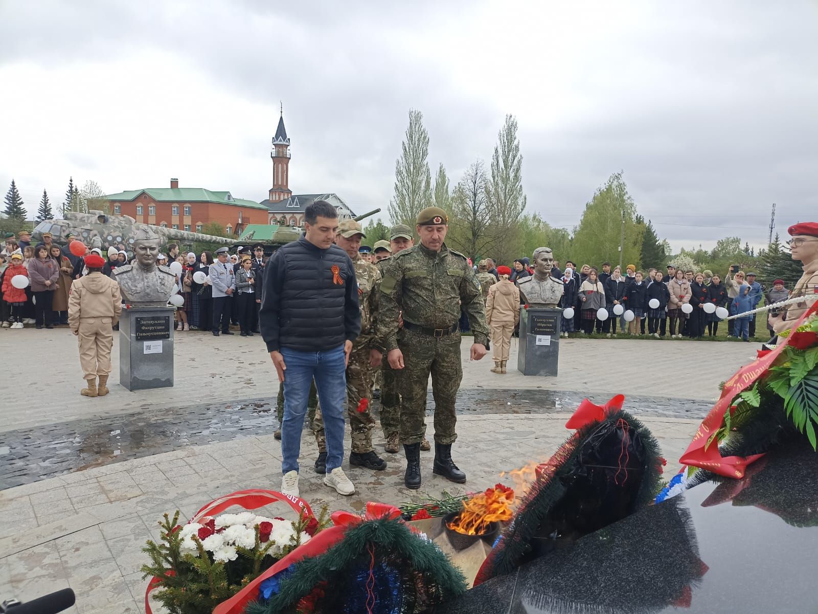 В Парке Победы Кукмора возложили цветы и венки к Вечному огню