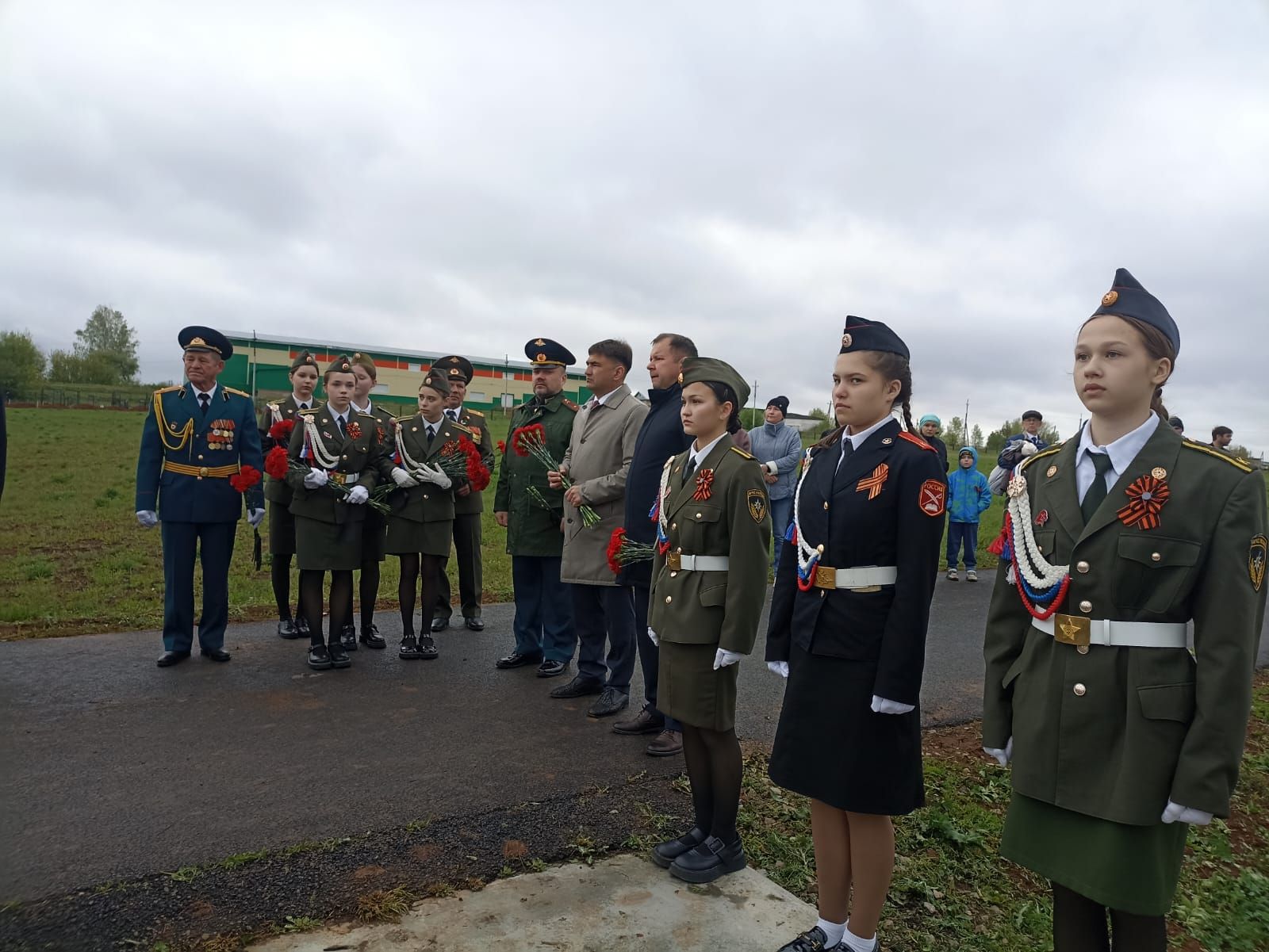 В Кукморе на Аллее Славы возложили цветы к могилам погибших в СВО