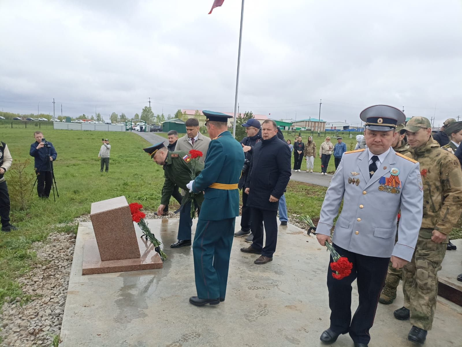 В Кукморе на Аллее Славы возложили цветы к могилам погибших в СВО