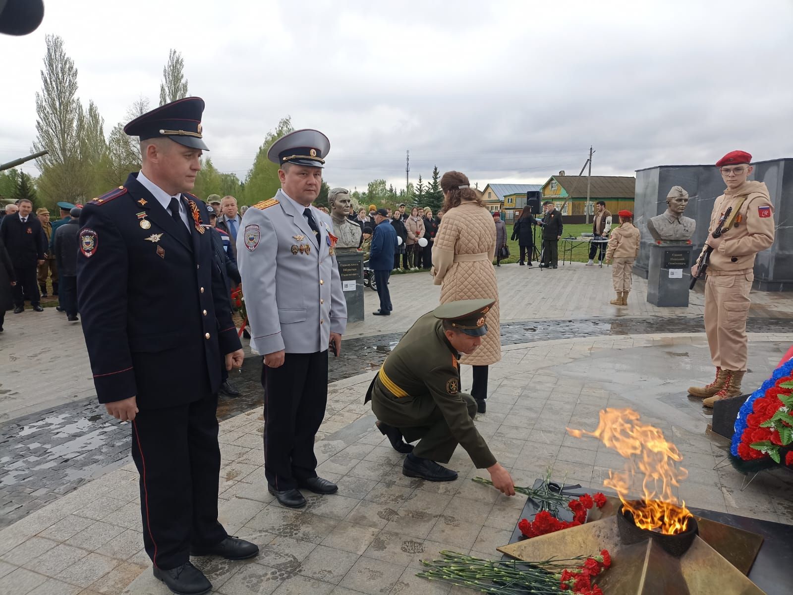 В Парке Победы Кукмора возложили цветы и венки к Вечному огню