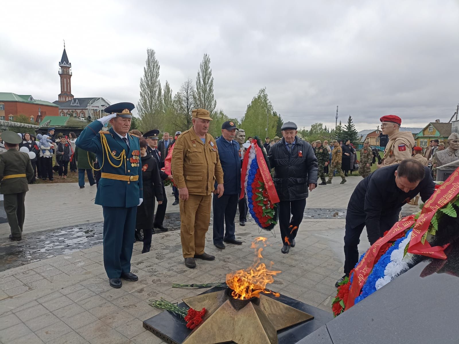 В Парке Победы Кукмора возложили цветы и венки к Вечному огню