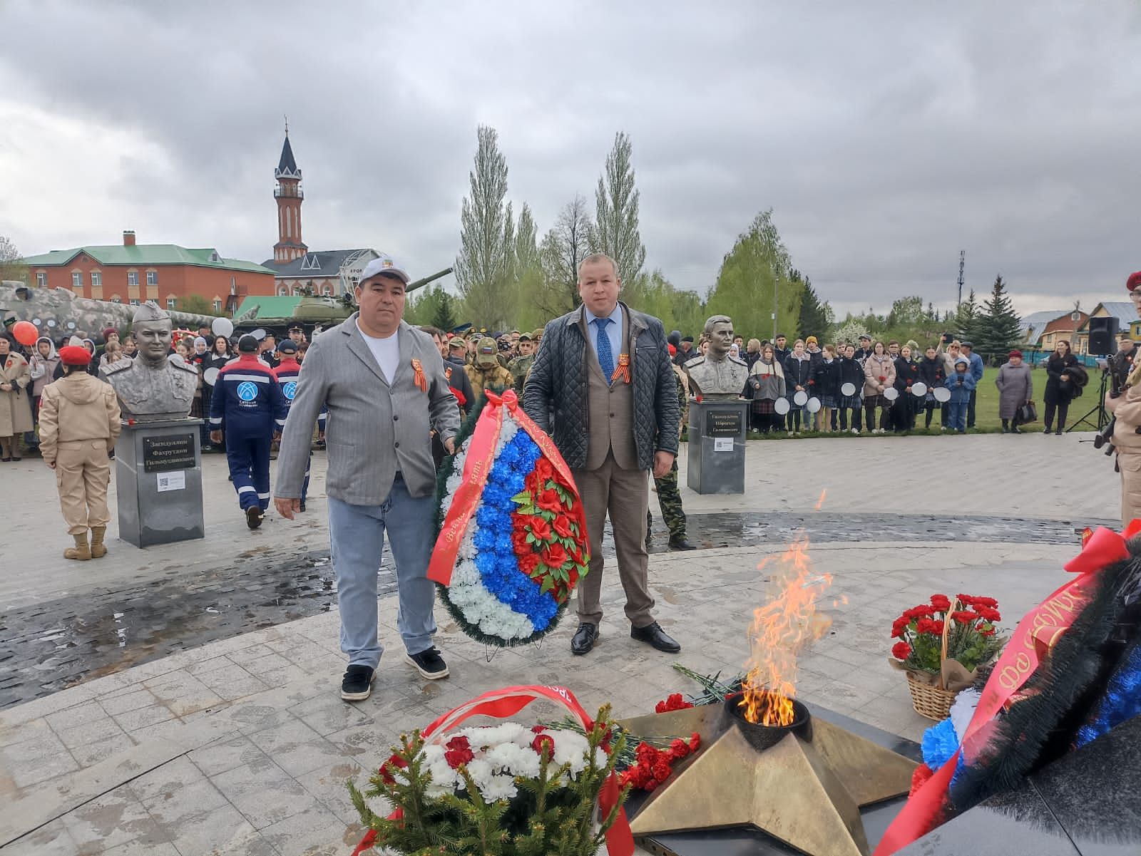 В Парке Победы Кукмора возложили цветы и венки к Вечному огню